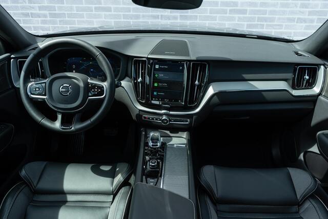 Volvo XC60 2.0 T6 Plug-in hybrid AWD Plus Black Edition | Adaptieve Cruise Control | Panoramadak | Harman Kardon Audio | Stoel-/Stuur-/Voorruitverwarming | Dodehoek Detectie | 360° Parkeercamera | Trekhaak |