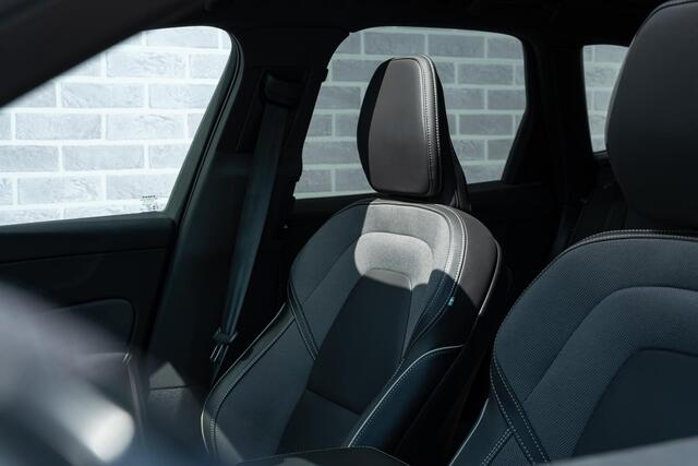 Volvo XC60 2.0 T6 Plug-in hybrid AWD Plus Black Edition | Adaptieve Cruise Control | Panoramadak | Harman Kardon Audio | Stoel-/Stuur-/Voorruitverwarming | Dodehoek Detectie | 360° Parkeercamera | Trekhaak |