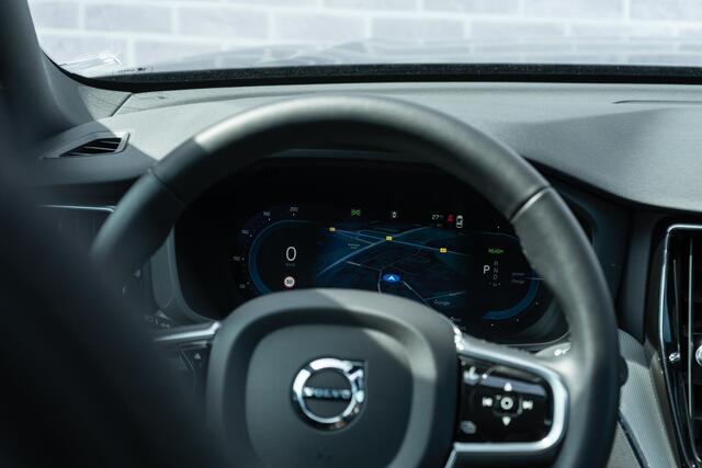 Volvo XC60 2.0 T6 Plug-in hybrid AWD Plus Black Edition | Adaptieve Cruise Control | Panoramadak | Harman Kardon Audio | Stoel-/Stuur-/Voorruitverwarming | Dodehoek Detectie | 360° Parkeercamera | Trekhaak |