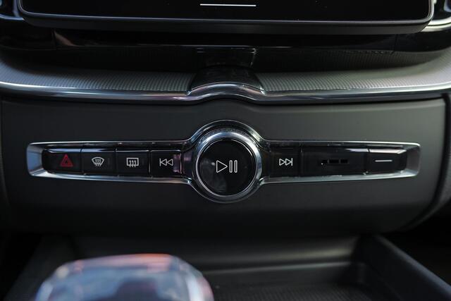 Volvo XC60 T6 Recharge AWD Plus Black Edition - Panorama/schuifdak - IntelliSafe Assist & Surround - 360º Camera - Harman Kardon audio - Adaptieve LED koplampen - Verwarmde voorstoelen, stuur & achterbank - Parkeersensoren voor & achter - Elektr. bedienb. voorstoele