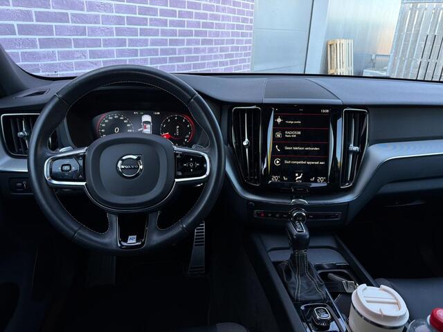 Volvo XC60 2.0 T4 R-Design | Trekhaak | Parkeercamera | Memory | Stoelverwarming | Verwarmde Voorruit | Getint Glas | CarPlay |