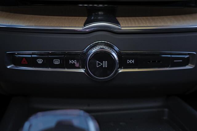Volvo XC60 T6 Recharge AWD Plus Dark - Panorama/schuifdak - IntelliSafe Assist & Surround - 360º Camera - Harman/Kardon audio - Adaptieve LED koplampen - Verwarmde voorstoelen, stuur & achterbank - Parkeersensoren voor & achter - Elektr. bedienb. voorstoelen met geh