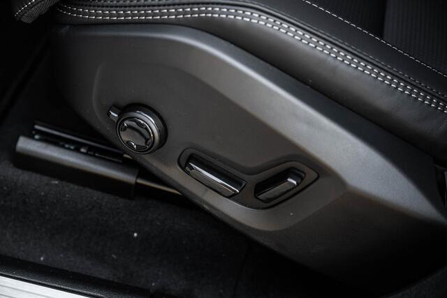 Volvo XC60 2.0 T8 Plug-in hybrid AWD Ultra Dark Exec. Ed. | Bowers & Wilkins | Luchtvering | Stoelmassage & Ventilatie | Gelaagd glas | Head-up Display | 22'' |