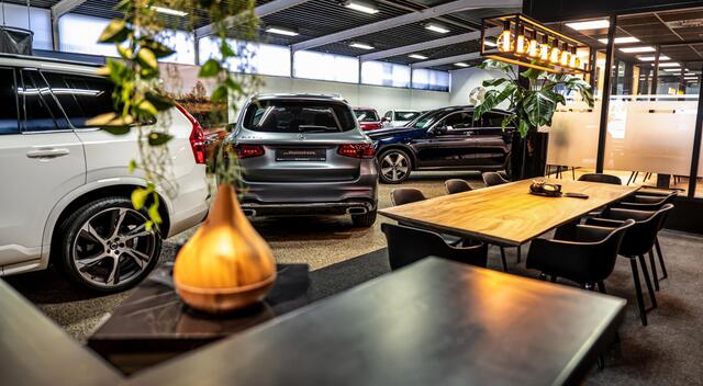 Volvo XC60 2.0 T6 Plug-in hybrid AWD Plus Dark Trekhaak | Open dak | Adaptive cruise control | Stoel-/stuur verwarming | 22"wielen | Carplay | Google