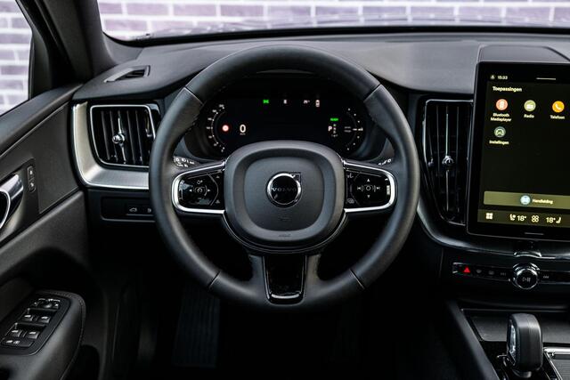 Volvo XC60 2.0 T6 Plug-in hybrid AWD Essential | Gratis Trekhaak | Adaptieve Cruise Control | Park assist | Getint Glas | Leder | Driver assist | Stoel- / stuurwielverwarming | All Season banden |
