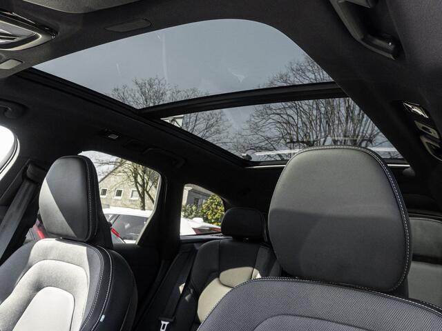 Volvo XC60 2.0 T8 Plug-in hybrid AWD Plus Dark (335kW/455PK) PANORAMA, TREKH, WINTER, HuD ** 1e EIG - Ex VOLVO) ** INFORMEER OOK NAAR ONZE AANTREKKELIJKE FINANCIAL-LEASE TARIEVEN **