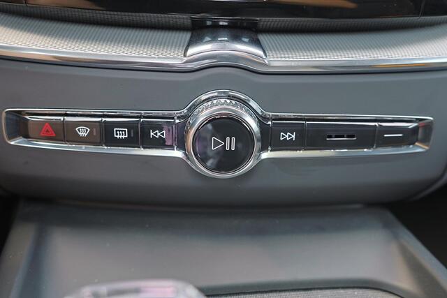 Volvo XC60 T6 Recharge AWD Ultra Black Edition - Panorama/schuifdak - IntelliSafe Assist & Surround - 360º Camera - Harman/Kardon audio - Adaptieve LED koplampen - Verwarmde voorstoelen, stuur & achterbank - Parkeersensoren voor & achter - Elektr. bedienb. voorstoel
