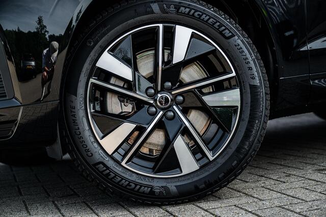 Volvo XC60 T6 Plug-in hybrid AWD Essential | Gratis Trekhaak | Adaptieve Cruise Control | Park assist | Getint Glas | Leder | Driver assist | Stoel- / stuurwielverwarming | All Season banden | Zwarte hemel