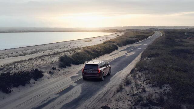 Volvo XC90 2.0 T8 Plug-in hybrid AWD Ultra Dark | Luchtvering | Getint Glas | Panorama Schuif/Kanteldak | Head-Up Display | Harman Kardon Premium Audio |