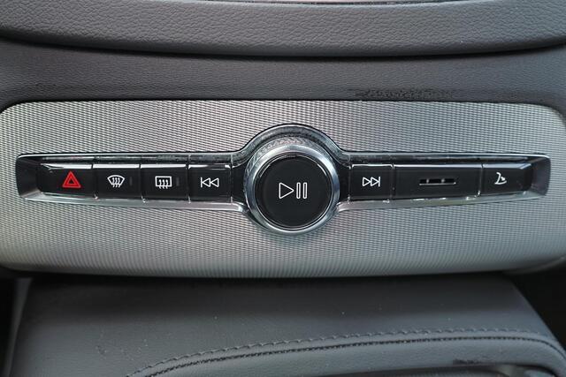 Volvo XC90 T8 Recharge AWD Plus Dark - LONG RANGE - IntelliSafe Assist & Surround - Harman/Kardon audio - Adaptieve LED koplampen - Parkeercamera achter - Verwarmde voorstoelen, stuur & achterbank - Parkeersensoren voor & achter - Elektr. bedienb. voorstoelen met ge