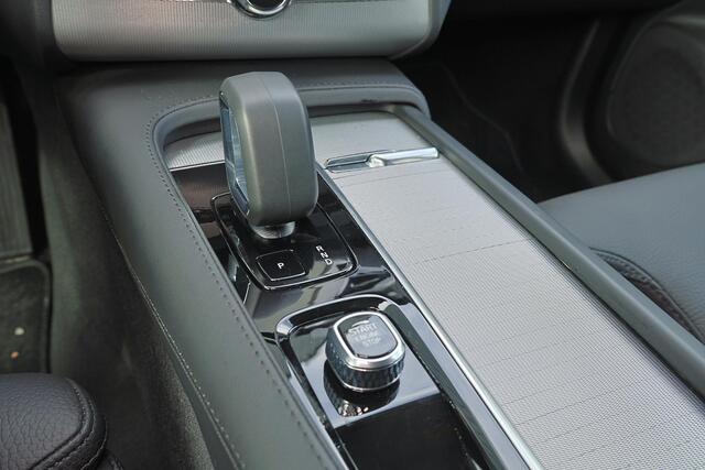 Volvo XC90 T8 Recharge AWD Plus Dark - LONG RANGE - IntelliSafe Assist & Surround - Harman/Kardon audio - Adaptieve LED koplampen - Parkeercamera achter - Verwarmde voorstoelen, stuur & achterbank - Parkeersensoren voor & achter - Elektr. bedienb. voorstoelen met ge