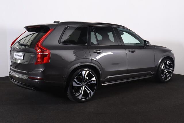 Volvo XC90 T8 Recharge AWD Ultra Dark - LONG RANGE - Luchtvering - Panorama/schuifdak - IntelliSafe Assist & Surround - 360º Camera - Adaptieve LED koplampen - Verwarmde voorstoelen, stuur & achterbank - Parkeersensoren voor & achter - Elektr. bedienb. voorstoelen m
