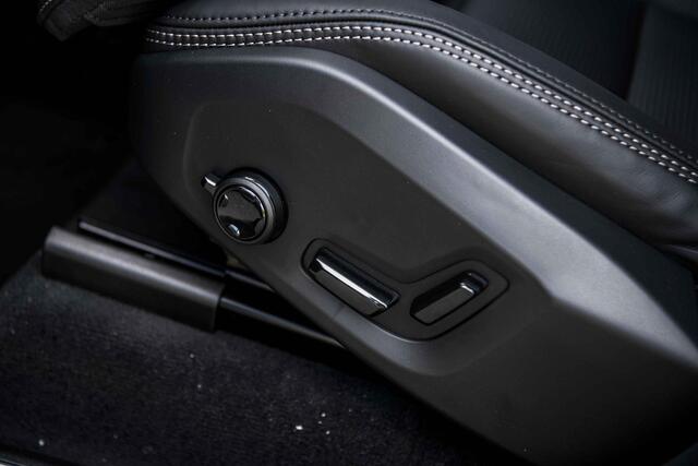 Volvo XC90 2.0 T8 Plug-in hybrid AWD Ultra Dark Executive Edition | | Luchtvering | Panoramadak | Stoel-/Stuurverwarming | Massagestoelen | 360° parkeercamera | Head-Up Display | LED Matrix koplampen | Adaptieve Cruise Control |