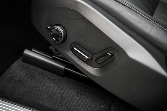 Volvo XC90 2.0 T8 Plug-in hybrid AWD Ultra Dark | Facelift | Black Edition | Selected Level | Heico | Bowers & Wilkins | Gelamineerd Glas | Luchtvering | 22" Velgen |