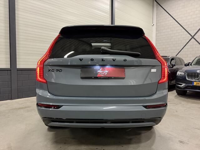 Volvo XC90 T8 Recharge AWD R-Design THUNDERGREY PANO/B&W/LUCHTVERING/TREKHAAK/360CAMERA/HEAD-UP/22"/MASSAGE+VENTILATIE/CRYSTAL-POOK/SFEER/ULTIMATE-DARK/NIEUW MODEL 2023