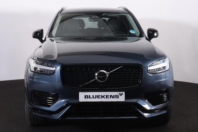 Volvo XC90 T8 Recharge AWD Plus Dark - IntelliSafe Assist & Surround - Adaptieve LED koplampen - Parkeercamera achter - Verwarmde voorstoelen, stuur & achterbank - Parkeersensoren voor & achter - Elektr. bedienb. voorstoelen met geheugen - Draadloze tel. lader - Ext