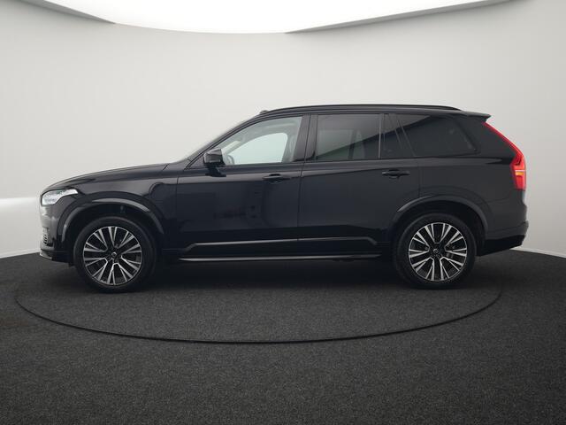 Volvo XC90 T8 Recharge AWD Ultimate Dark 7 Persoons Plug In Hybrid 456pk Dealer O.H. PHEV | Panodak | Head Up | Adaptive Cruise | Camera | Lederen Sportstoelen Memory & Verwarmd | Google Assistent | Harman & Kardon | Stuur Verwarmd | Apple Carplay | Blis | Keyless |