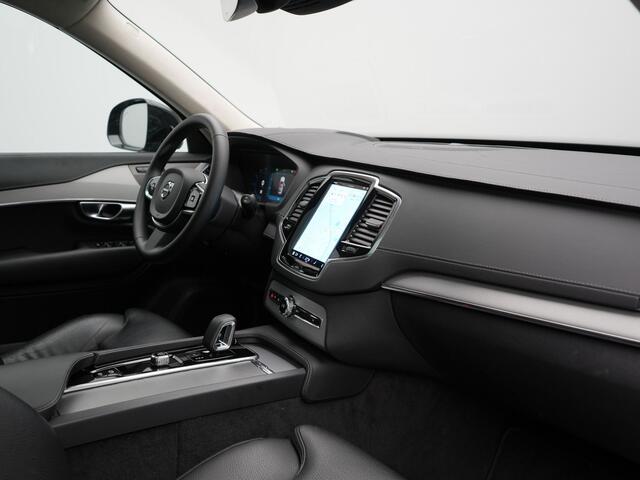 Volvo XC90 T8 Recharge AWD Ultimate Dark 7 Persoons Plug In Hybrid 456pk Dealer O.H. PHEV | Panodak | Head Up | Adaptive Cruise | Camera | Lederen Sportstoelen Memory & Verwarmd | Google Assistent | Harman & Kardon | Stuur Verwarmd | Apple Carplay | Blis | Keyless |