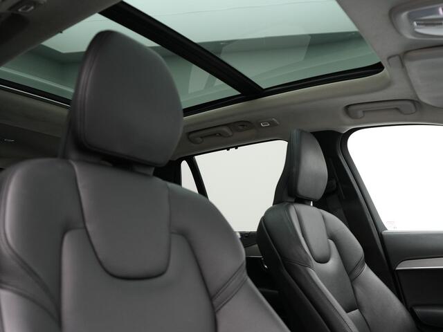 Volvo XC90 T8 Recharge AWD Ultimate Dark 7 Persoons Plug In Hybrid 456pk Dealer O.H. PHEV | Panodak | Head Up | Adaptive Cruise | Camera | Lederen Sportstoelen Memory & Verwarmd | Google Assistent | Harman & Kardon | Stuur Verwarmd | Apple Carplay | Blis | Keyless |