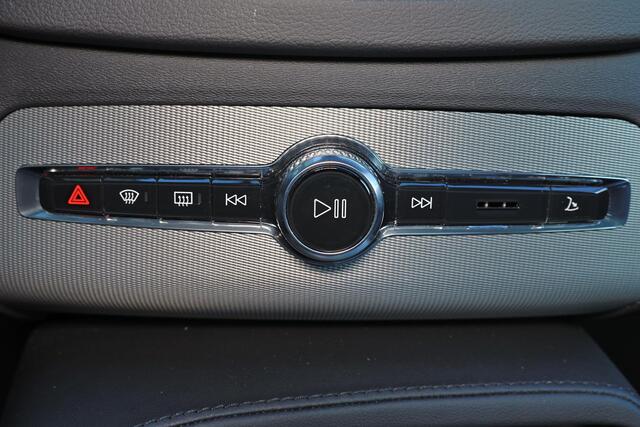 Volvo XC90 T8 Recharge AWD Ultimate Dark - Luchtvering - Panorama/schuifdak - IntelliSafe Assist & Surround - 360º Camera - Bowers & Wilkins audio - Adaptieve LED koplampen - Verwarmde voorstoelen, stuur & achterbank - Parkeersensoren voor & achter - Elektr. bedienb