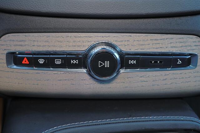 Volvo XC90 T8 Recharge AWD Ultra Dark - Luchtvering - Panorama/schuifdak - IntelliSafe Assist & Surround - 360º Camera - Bowers & Wilkins audio - Adaptieve LED koplampen - Verwarmde voorstoelen, stuur & achterbank - Parkeersensoren voor & achter - Elektr. bedienb. v