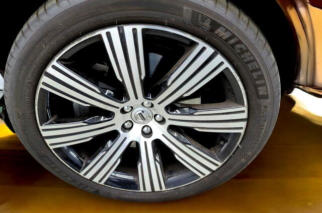 Volvo XC90 2.0 T8 Recharge AWD 287kW/390pk Aut8 Inscription Exclusive 7p LUCHTVERING + PANORAMADAK + PILOT ASSIST + STOELMASSAGE + HARMAN & KARDON + BLIS + STOELVERWARMING&-VENTILATIE + 360 CAMERA + KEYLESS + HEAD-UP + PARKSENSOREN + 21" LM-VELGEN!!