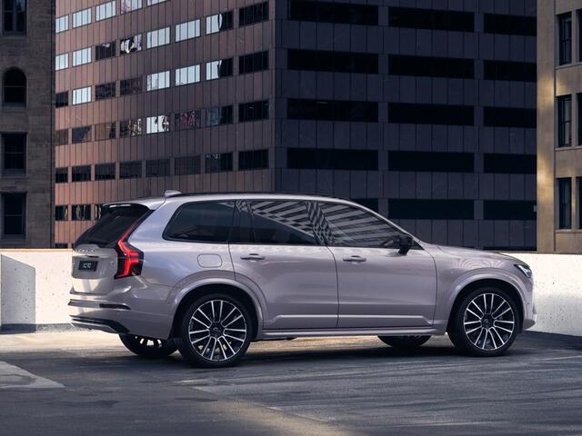 Volvo XC90 2.0 T8 Plug-in hybrid AWD Ultra Dark Automaat / Panoramadak / Luchtvering / 22" velgen / Privacy Glass / Massage stoelen / MY2026