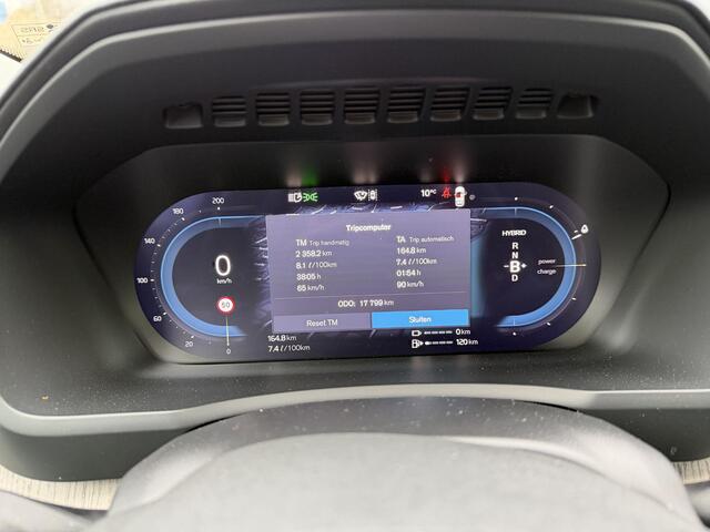 Volvo XC90 2.0 T8 Plug-in hybrid AWD Plus Dark Luchtvering l Trekhaak l Binnenkort beschikbaar