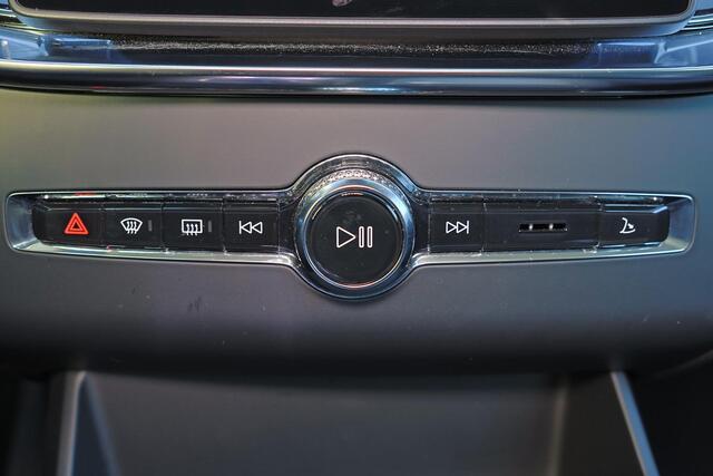 Volvo XC90 T8 Recharge AWD Ultra Dark - Luchtvering - Panorama/schuifdak - IntelliSafe Assist & Surround - 360º Camera - Bowers & Wilkins audio - Adaptieve LED koplampen - Verwarmde voorstoelen, stuur & achterbank - Parkeersensoren voor & achter - Elektr. bedienb. v