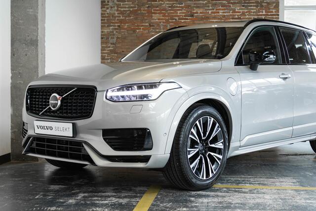 Volvo XC90 T8 AWD Ultra Dark | Verwarmde | Geventileerde en Masserende Voorstoelen | Luchtvering | Panoramadak met Schuif-/Kantelfunctie | 4- Zone Climate Control | Semi-Elektrische Trekhaak | 360º Camera | Gelamineerd en Getint Glas Achter| Bowers & Wilkins |