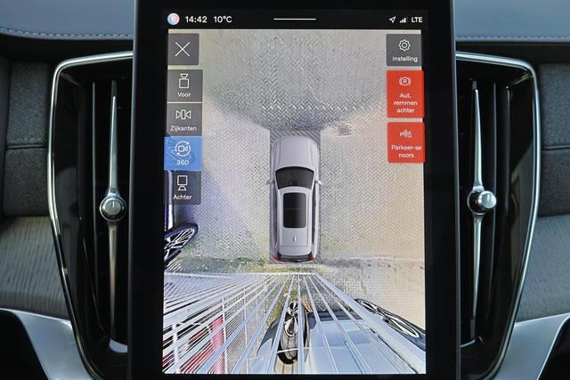 Volvo XC90 T8 Recharge AWD Ultra Dark - Luchtvering - Panorama/schuifdak - IntelliSafe Assist & Surround - 360º Camera - Bowers & Wilkins audio - Verwarmde voorstoelen, stuur & achterbank - Parkeersensoren voor & achter - Elektr. bedienb. voorstoelen met geheugen - 