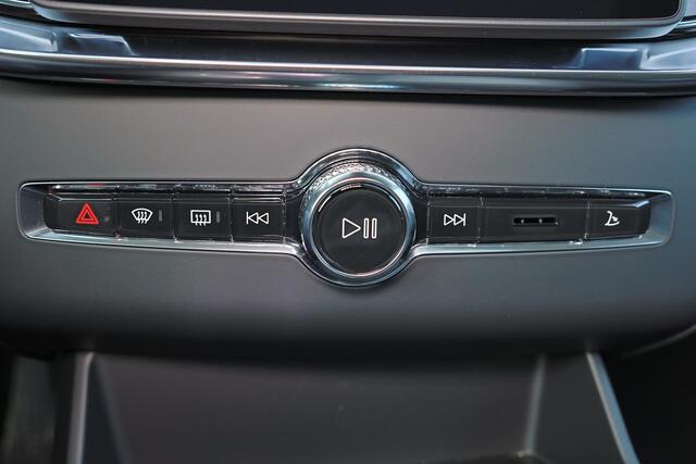 Volvo XC90 T8 Recharge AWD Ultra Dark - Luchtvering - Panorama/schuifdak - IntelliSafe Assist & Surround - 360º Camera - Bowers & Wilkins audio - Verwarmde voorstoelen, stuur & achterbank - Parkeersensoren voor & achter - Elektr. bedienb. voorstoelen met geheugen - 