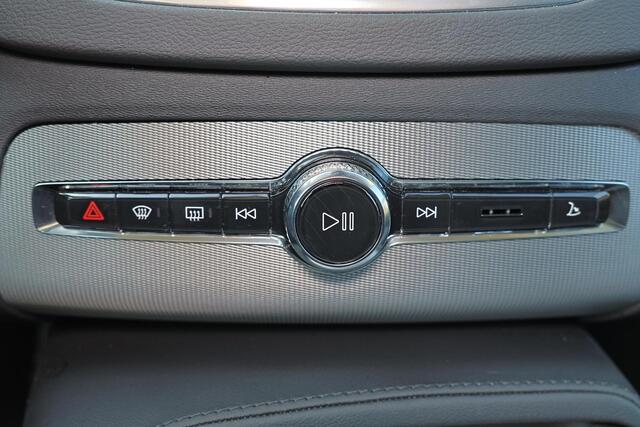 Volvo XC90 T8 Recharge AWD Ultra Dark - Panorama/schuifdak - IntelliSafe Assist & Surround - 360º Camera - Harman/Kardon audio - Adaptieve LED koplampen - Verwarmde voorstoelen, stuur & achterbank - Parkeersensoren voor & achter - Elektr. bedienb. voorstoelen met ge