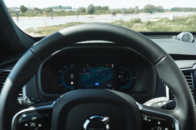 Volvo XC90 Recharge Longe Range T8 AWD Ultimate Dark | Luchtvering | Stoel-/Stuurverwarming | Trekhaak | 360 Camera | Bowers & Wilkins Audio | Schuif-/Kanteldak | Getint Glas | Keyless | 22" LM