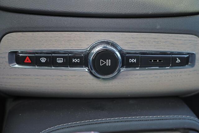 Volvo XC90 T8 Recharge AWD Ultra Dark - Luchtvering - Panorama/schuifdak - IntelliSafe Assist & Surround - 360º Camera - Harman/Kardon audio - Adaptieve LED koplampen - Verwarmde voorstoelen, stuur & achterbank - Parkeersensoren voor & achter - Elektr. bedienb. voor