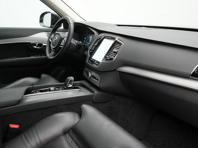 Volvo XC90 T8 Recharge AWD Plus Bright LONG RANGE Plug In Hybrid 7 Persoon 456pk Dealer O.H PHEV | Trekhaak Af Fabriek | Panodak | Adaptive Cruise | Camera | Lederen Sportstoelen Memory & Verwarmd | Pilot Assist | Blis | Keyless | Apple Carplay | Navigatie | Virtual