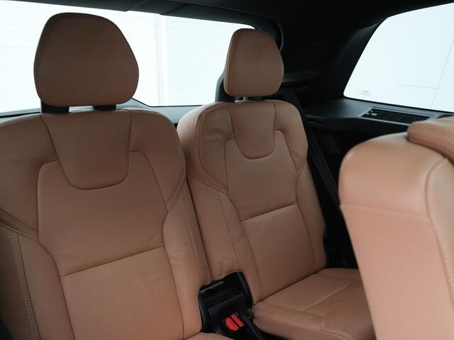 Volvo XC90 T8 Twin Engine AWD Inscription 7 Persoons Plug In Hybrid 394pk Dealer O.H. PHEV | Panodak | Adaptive Cruise | Luxe Lederen Sportstoelen Memory & Verwarmd | 360 Camera | Head Up | Harman Kardon | Apple Carplay | Blis | Virtual | Navigatie | 21"L.M |