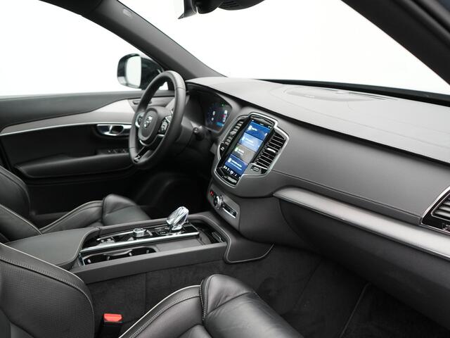 Volvo XC90 T8 Recharge AWD Plus Dark 7 Persoons LONG RANGE Plug In Hybrid 455pk Dealer O.H. PHEV | Trekhaak Af Fabriek | Panodak | Adaptive Cruise | Camera | Harman / Kardon | Lederen Sportstoelen Memory & Verwarmd | Google Assistent | Stuur Verwarmd | Keyless | Bli