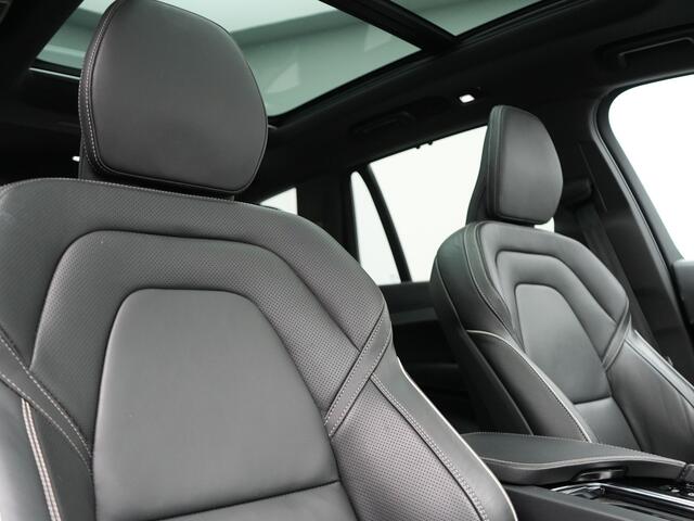 Volvo XC90 T8 Recharge AWD Plus Dark 7 Persoons LONG RANGE Plug In Hybrid 455pk Dealer O.H. PHEV | Trekhaak Af Fabriek | Panodak | Adaptive Cruise | Camera | Harman / Kardon | Lederen Sportstoelen Memory & Verwarmd | Google Assistent | Stuur Verwarmd | Keyless | Bli