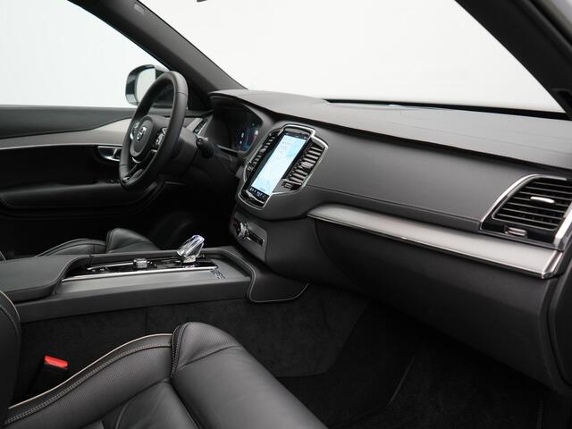 Volvo XC90 T8 Recharge AWD Ultimate Dark 7 Persoons LONG RANGE Plug In Hybrid 455pk Dealer O.H. PHEV | Trekhaak Af Fabriek | Panodak | Luchtvering | Adaptive Cruise | 360 Camera | Harman / Kardon | Lederen Sportstoelen Memory & Verwarmd | Google Assistent | Keyless