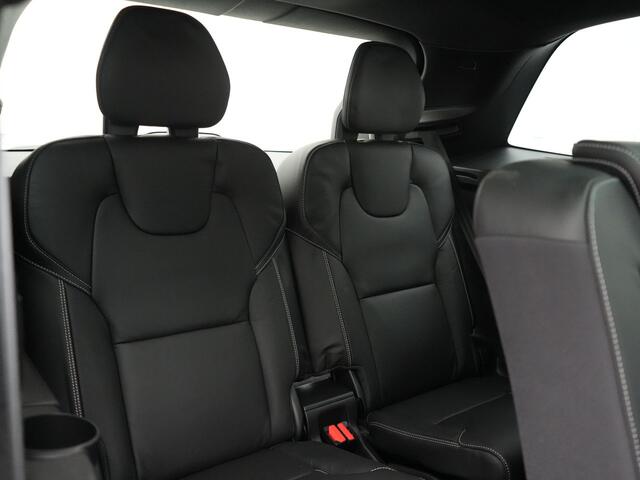 Volvo XC90 T8 Recharge AWD Ultimate Dark 7 Persoons LONG RANGE Plug In Hybrid 455pk Dealer O.H. PHEV | Trekhaak Af Fabriek | Panodak | Luchtvering | Adaptive Cruise | 360 Camera | Harman / Kardon | Lederen Sportstoelen Memory & Verwarmd | Google Assistent | Keyless