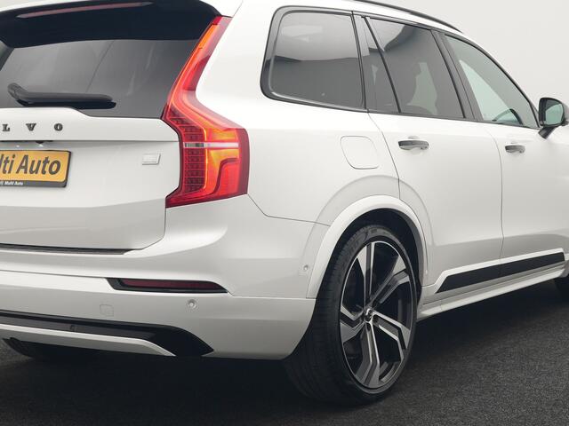 Volvo XC90 T8 Recharge AWD Ultimate Dark 7 Persoons LONG RANGE Plug In Hybrid 455pk Dealer O.H. PHEV | Trekhaak Af Fabriek | Panodak | Luchtvering | Adaptive Cruise | 360 Camera | Harman / Kardon | Lederen Sportstoelen Memory & Verwarmd | Google Assistent | Keyless