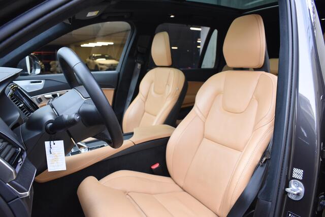 Volvo XC90 T8 455PK Recharge AWD Ultimate Bright / Luchtvering / Bowers & Wilkins / Schuif-kanteldak / 360 Camera / Head Up Display / Nappaleder met ventilatie / Massagefunctie / Gelamineerde zijruiten / 22'' Velgen / Trekhaak / Stoelverwarming / Stuurverwarming