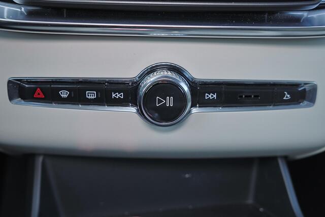 Volvo XC90 T8 Recharge AWD Ultra Bright - Luchtvering - Panorama/schuifdak - IntelliSafe Assist & Surround - 360º Camera - Bowers & Wilkins audio - Adaptieve LED koplampen - Verwarmde voorstoelen, stuur & achterbank - Parkeersensoren voor & achter - Elektr. bedienb.