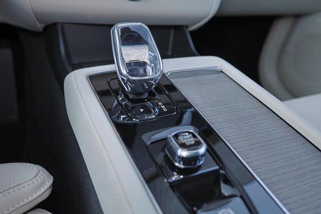 Volvo XC90 T8 Recharge AWD Ultra Bright - Luchtvering - Panorama/schuifdak - IntelliSafe Assist & Surround - 360º Camera - Bowers & Wilkins audio - Adaptieve LED koplampen - Verwarmde voorstoelen, stuur & achterbank - Parkeersensoren voor & achter - Elektr. bedienb.