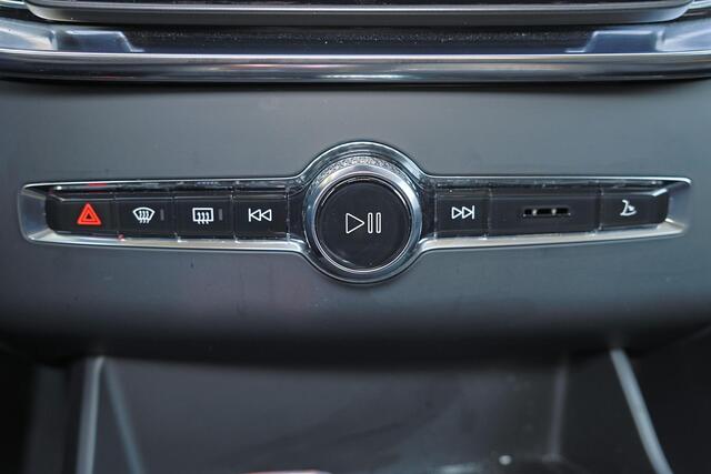 Volvo XC90 T8 Recharge AWD Ultra Dark - Luchtvering - Panorama/schuifdak - IntelliSafe Assist & Surround - 360º Camera - Bowers & Wilkins audio - Adaptieve LED koplampen - Verwarmde voorstoelen, stuur & achterbank - Parkeersensoren voor & achter - Elektr. bedienb. v