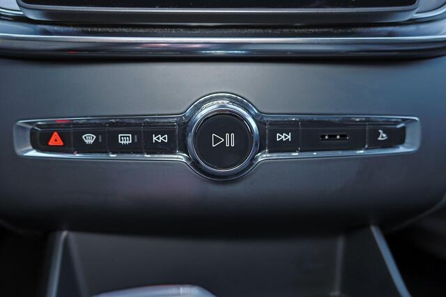 Volvo XC90 T8 Recharge AWD Ultra Dark - Luchtvering - Panorama/schuifdak - IntelliSafe Assist & Surround - 360º Camera - Bowers & Wilkins audio - Adaptieve LED koplampen - Verwarmde voorstoelen, stuur & achterbank - Parkeersensoren voor & achter - Elektr. bedienb. v