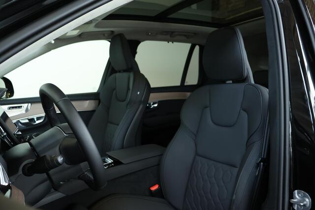 Volvo XC90 T8 Plug-in hybrid AWD Ultra Dark | Panoramadak | Luchtvering | Head-up display | 360 graden camera | Verwarmbare voorstoelen+achterbank+stuurwiel | Premium audio by Bowers&Wilkins | 7 zits | 21 inch Lichtmetalen velgen |