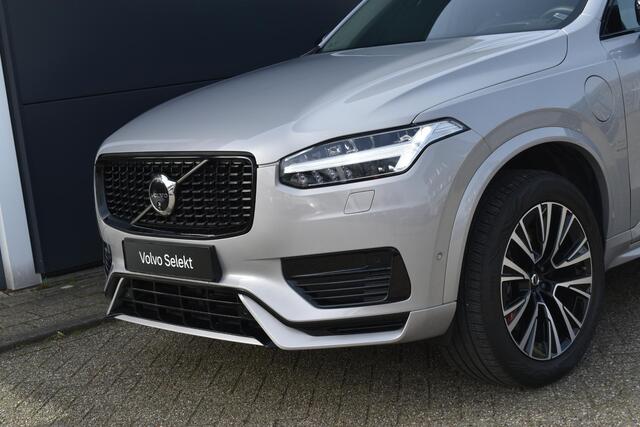 Volvo XC90 T8 Plug-in hybrid AWD Ultra Dark | Verwarmde, Geventileerde en Masserende Voorstoelen | Luchtvering | Panoramisch Schuif-/Kanteldak | Semi-Elektrische Trekhaak | 360º Camera | Gelamineerd en Getint Glas Achter| Bowers & Wilkins |