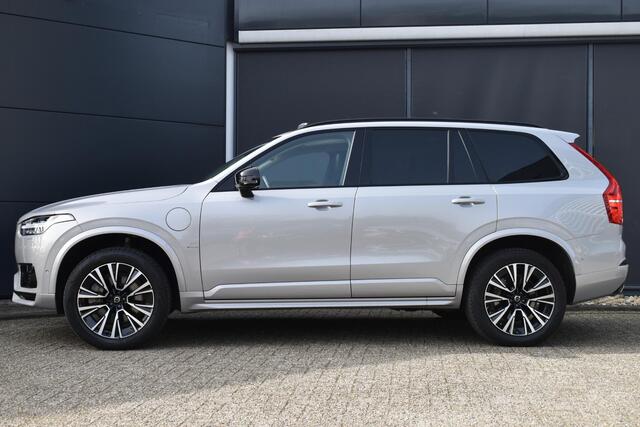 Volvo XC90 T8 Plug-in hybrid AWD Ultra Dark | Verwarmde, Geventileerde en Masserende Voorstoelen | Luchtvering | Panoramisch Schuif-/Kanteldak | Semi-Elektrische Trekhaak | 360º Camera | Gelamineerd en Getint Glas Achter| Bowers & Wilkins |
